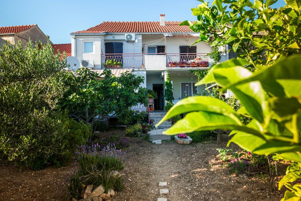 Garden Apartments Komiža المظهر الخارجي الصورة