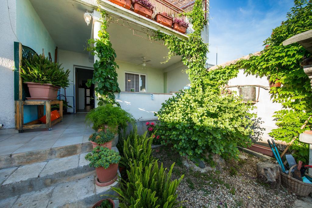 Garden Apartments Komiža المظهر الخارجي الصورة