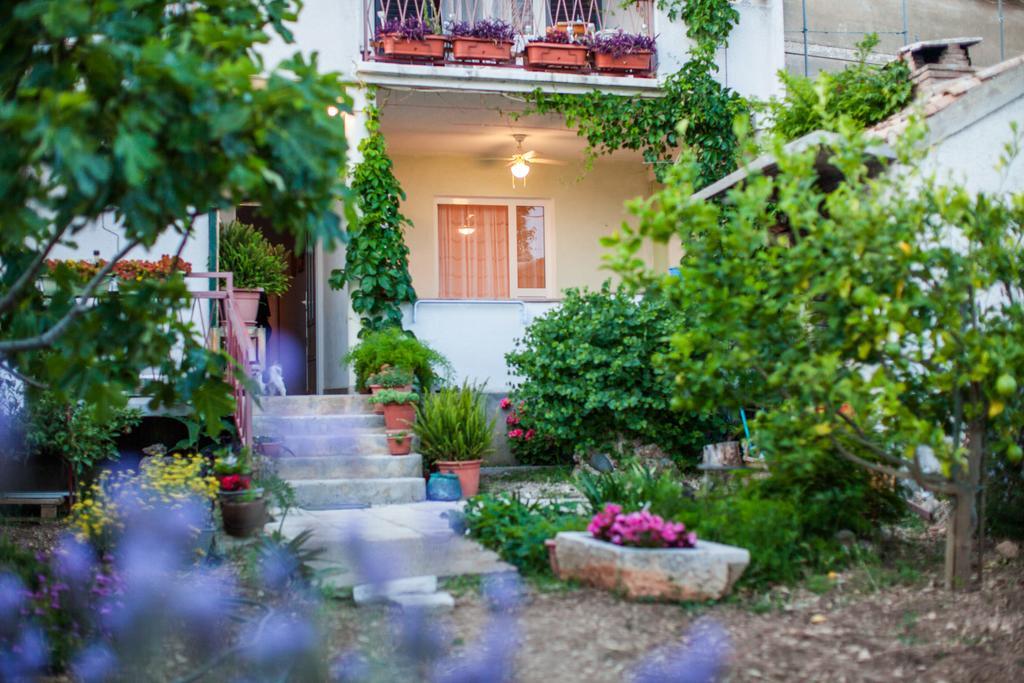 Garden Apartments Komiža المظهر الخارجي الصورة